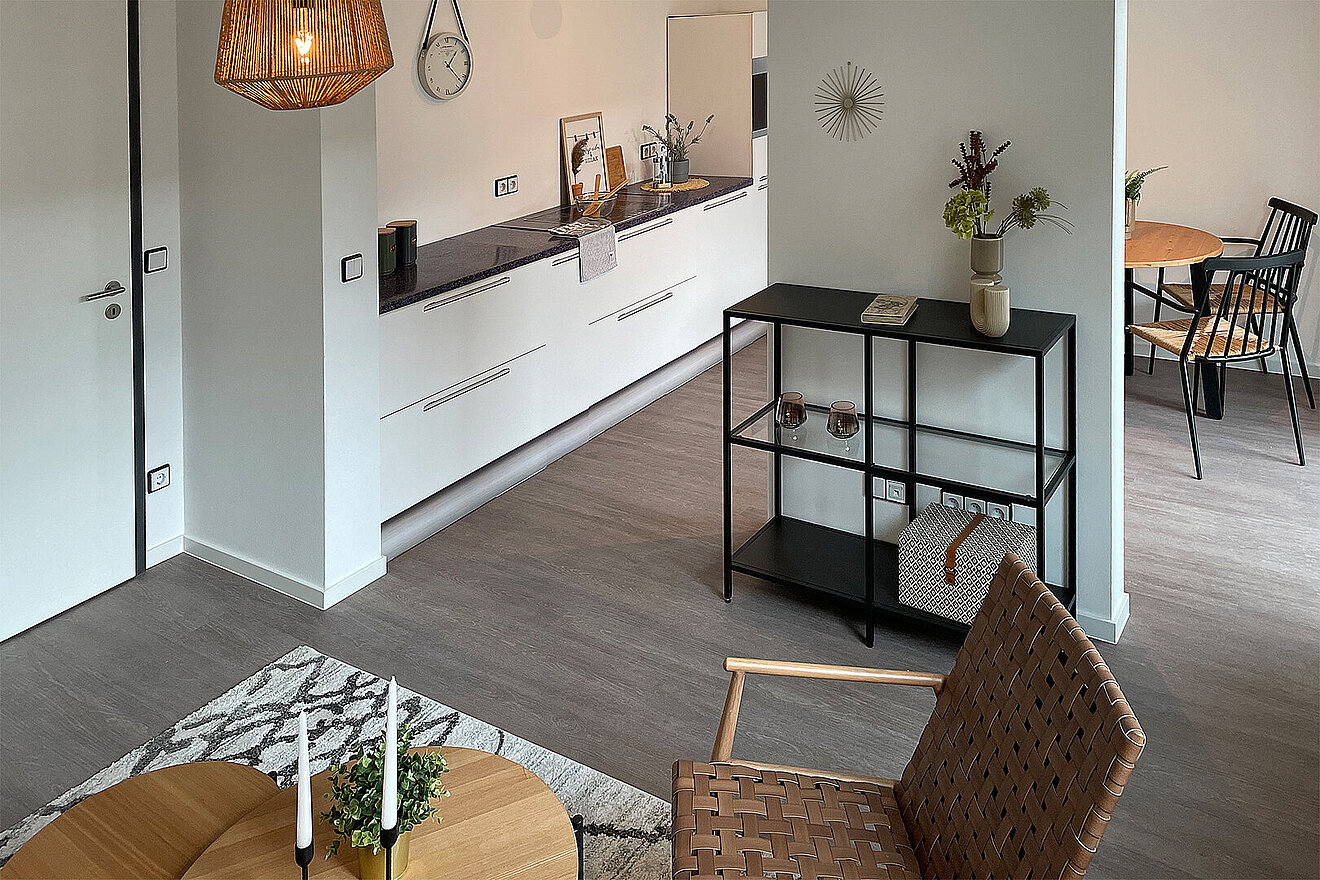 Eingerichtete Wohnung in den Erlenhöfen Jena mit offenem Wohnbereich, moderner Küche und Essplatz.