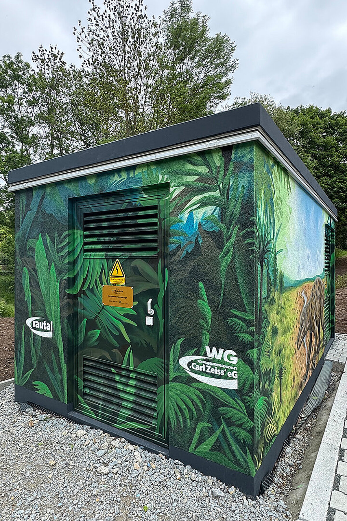 Bemalte Technikstation in den Erlenhöfen Jena mit detailreicher Pflanzenlandschaft und naturbezogener Fassadengestaltung.