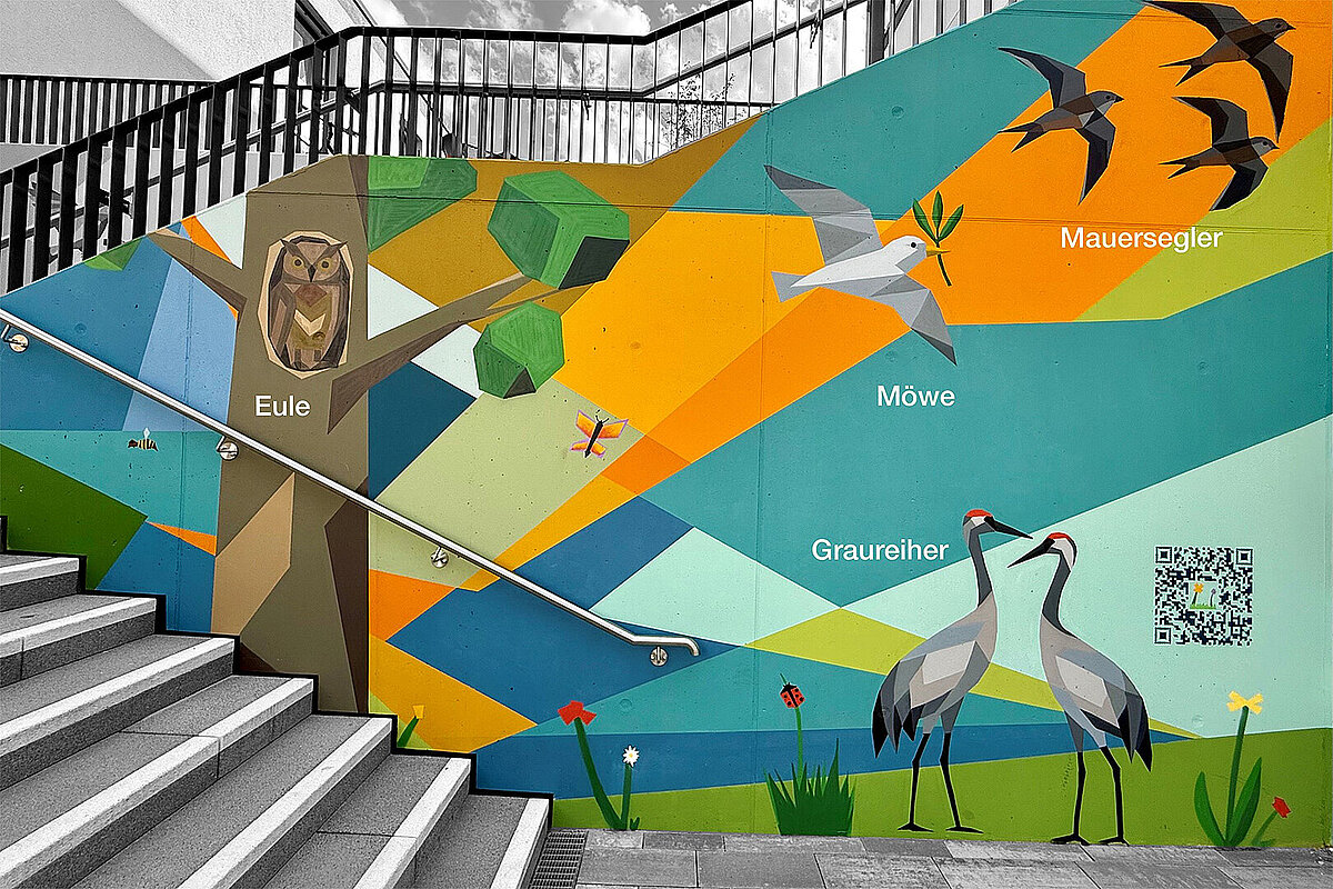 Großflächige Fassadenkunst in den Erlenhöfen Jena mit Eule, Möwe, Mauerseglern und Graureihern an einer Treppenanlage.