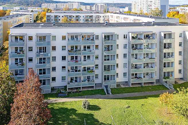 Mehrgeschossige Wohnanlage in Jena-Lobeda an der Liselotte-Herrmann-Straße mit Balkonen, Grünflächen und weiteren Wohngebäuden im Hintergrund.