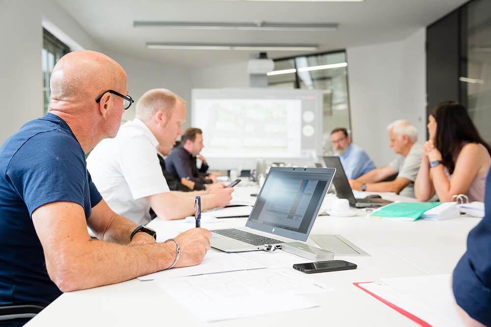 Besprechung von Mitarbeitenden der Wohnungsgenossenschaft Carl Zeiss eG